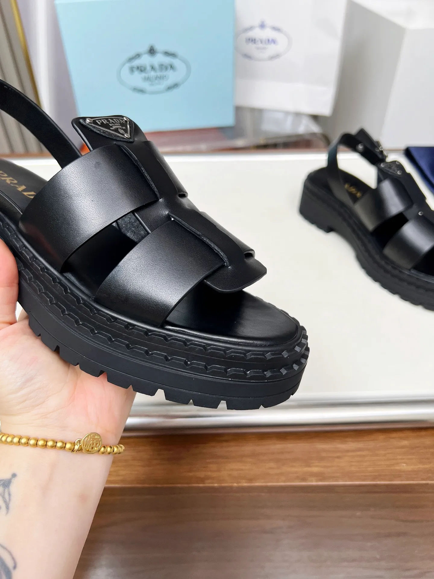 👟👟Ex-factory price 420👟👟 PRADA/Prada 25ss new spring and summer sandals. The simple design is probably the most popular thing about it. It is not the kind that is found on the street. It has its own brand personality. The fabric is made of calfskin and the lining is mixed sheepskin. Heel height: 4.5cm Size: #35-41 (35 41 custom-made is not returnable)